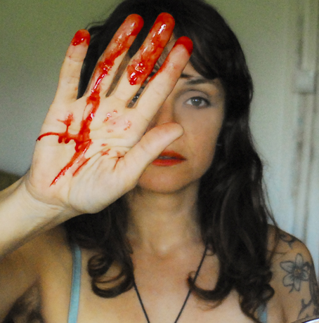 Hasta el coño de ocultar mi sangre